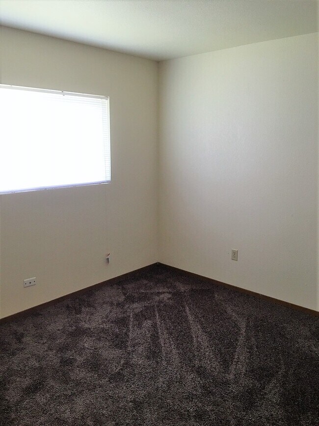 Building Photo - DUPLEX IN POST FALLS (APP#4)