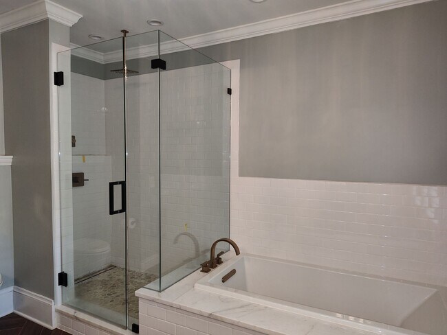 Building Photo - Charming 2-Bedroom, 2-Bath Brick Ranch Home in Midwood!