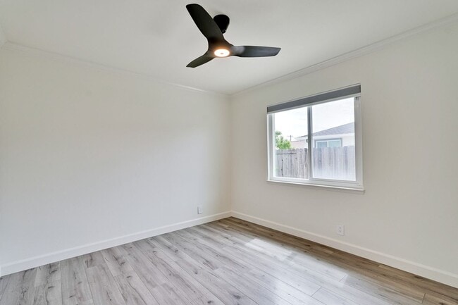Building Photo - Rare 2 Bed 1 Bath Home with Huge Private Backyard