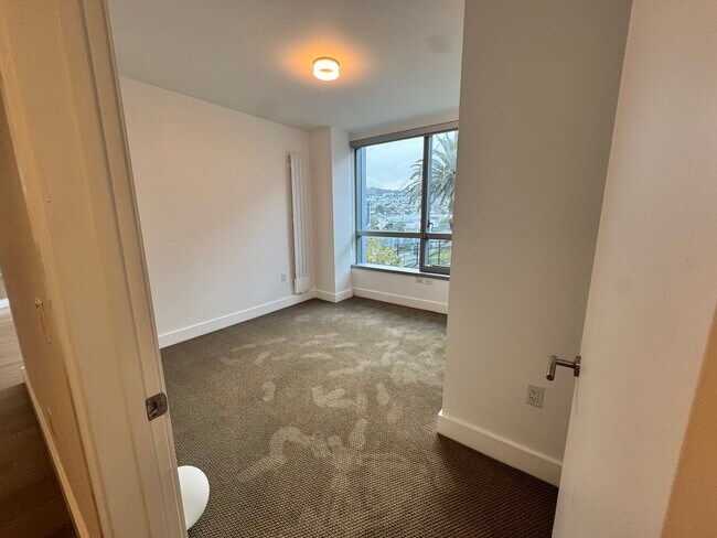 Building Photo - 8 Buchanan-301