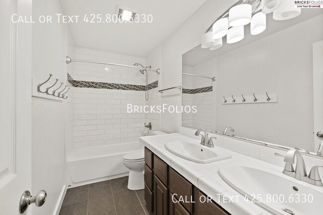 Building Photo - Luxurious 5-bedroom home in Sammamish with...