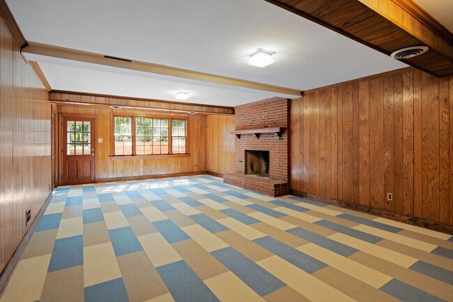 Building Photo - 2401 Scarsborough Dr