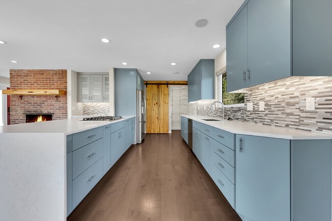 Building Photo - $3,750, 4-Bed, 3-Bath Updated Home in Mani...