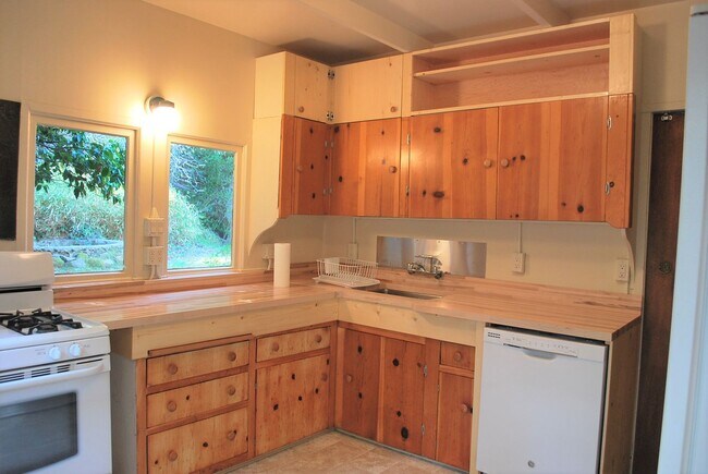 Building Photo - Classic Mill Valley 3 Bedroom Home
