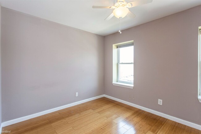 Building Photo - 4 br, 2 bath Triplex - 1745 WILLINGTON ST ...