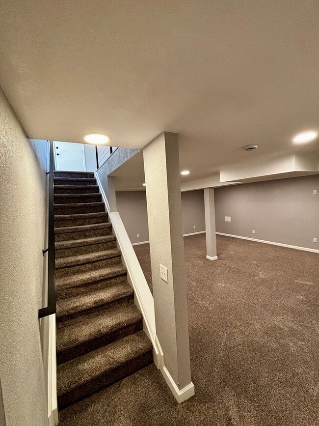Building Photo - Stunning 5 Bedroom in the Coveted Kipling ...