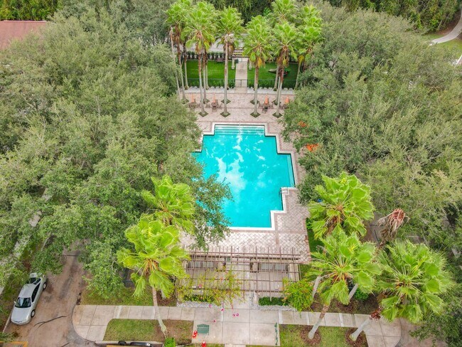 Building Photo - 2 Bedroom 2 Bathroom Townhome is Siena at Celebration with attached 2 Car Garage