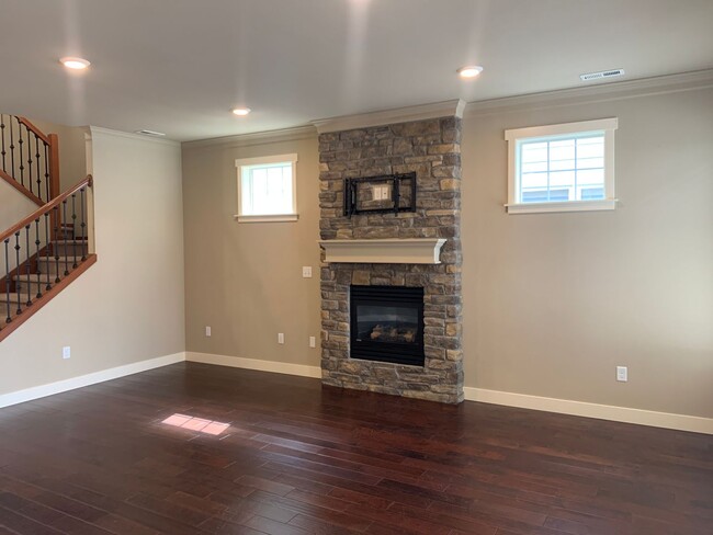 Building Photo - 4 Bedroom 2.5 Bath Peabody Townhome in the...