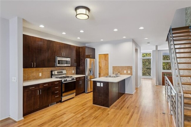 Building Photo - 1294 Fernwood Cir NE
