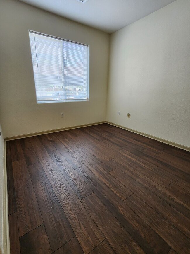 Building Photo - Beautiful condo in highly desired area of ...