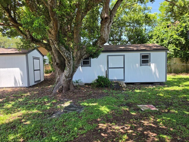 Building Photo - FOR RENT!!! SIMPLY STUNNING AND SPACIUS 3 BED 2 BATH SINGLE FAMILY HOME..