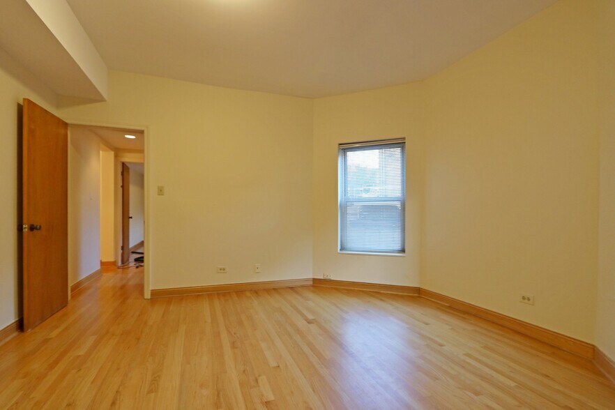 Building Photo - 918 W Buena Ave