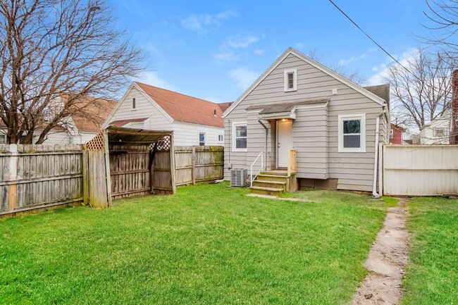 Building Photo - 1736 Mansfield Rd