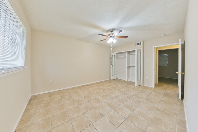 Building Photo - 4011 Smooth Oak Ln