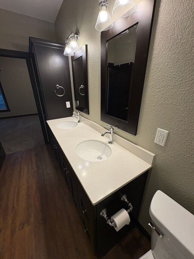 Building Photo - PRICE REDUCED!!! 4 bed / 3 bath Twinhome for Rent!