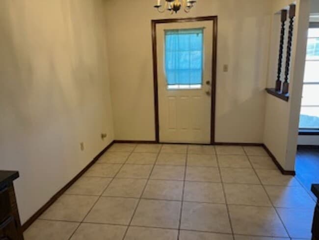 Building Photo - Hot Rental