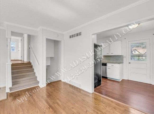 Building Photo - Updated 4 Bed 2 Bath Home in Lees Summit-C...