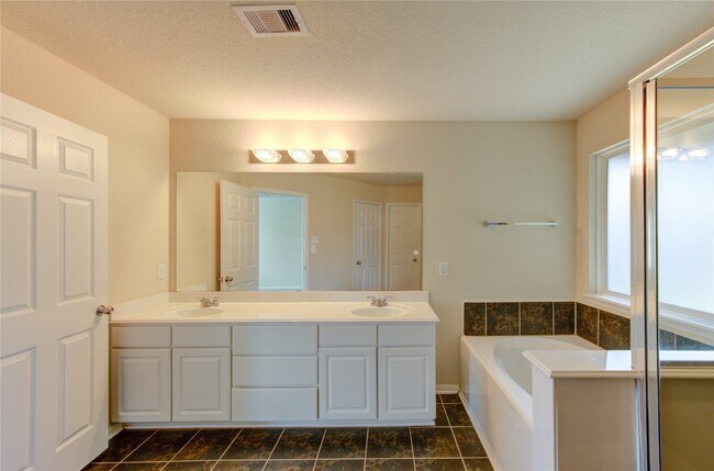 Building Photo - 14839 Fir Knoll Way
