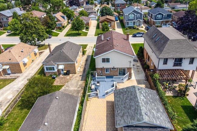 Building Photo - 7630 N Oleander Ave