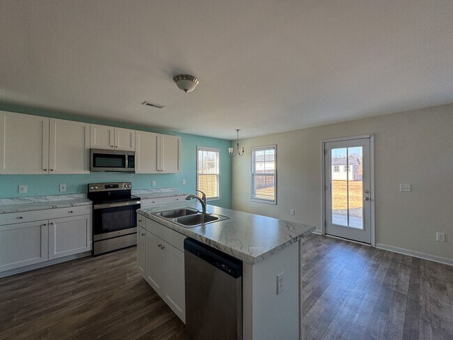 Building Photo - Spacious 4 Bed 2.5 Bath Home with Flex Rooms