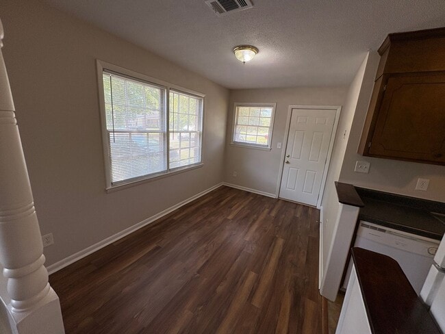 Building Photo - 2bed/1bath Duplex