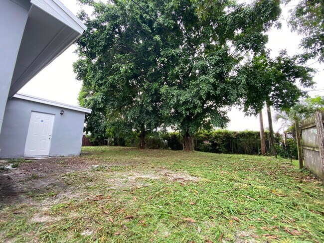 Building Photo - 811 SW 12th Ct