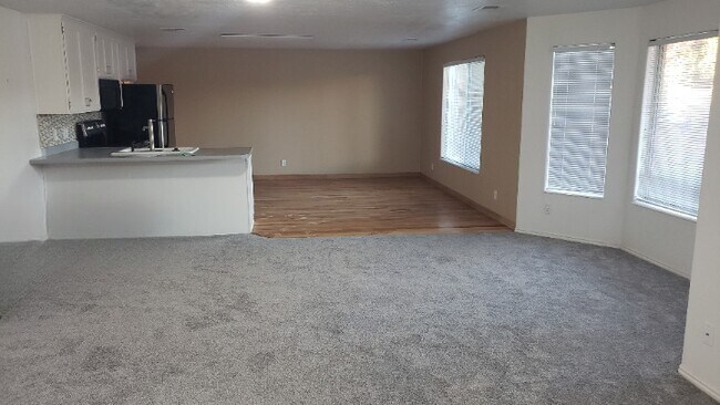 Kitchen - 740 N Daybreak Dr