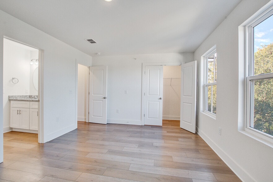 Building Photo - 2161 W Jimtown Dr