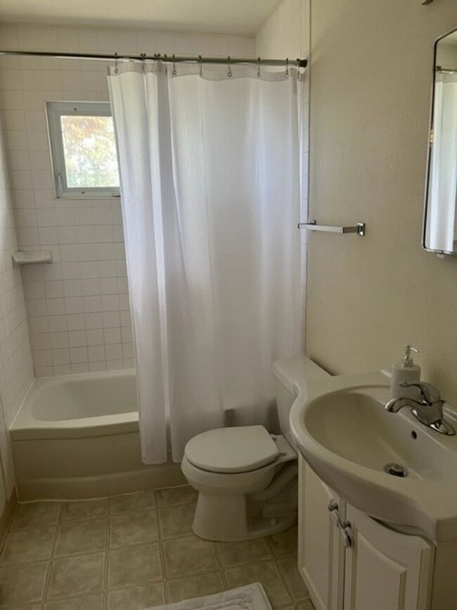 Building Photo - 2 BED | 1 BATH | FURNISHED HOME | WEST | F...