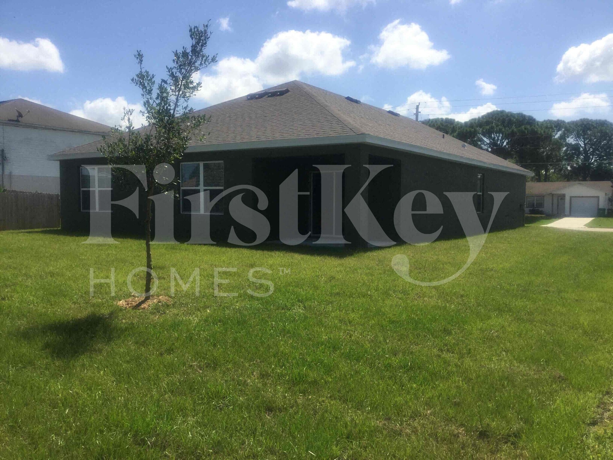 Building Photo - 407 SW Lakehurst Dr