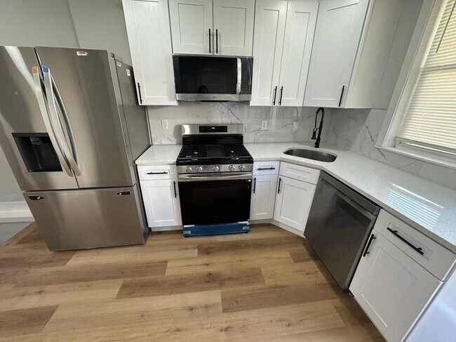 Building Photo - 3b1b house available in South Philly