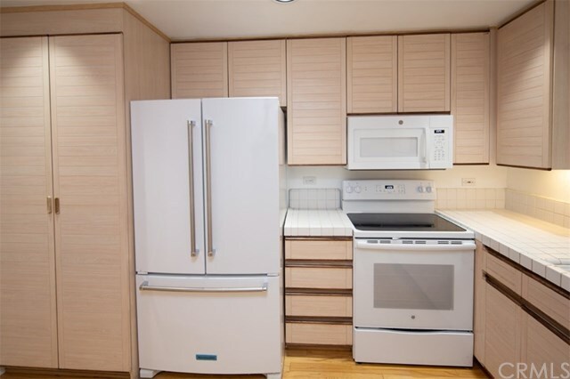 Building Photo - 2243 Martin-