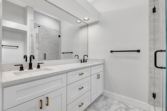 Building Photo - 3947 Redondo Way