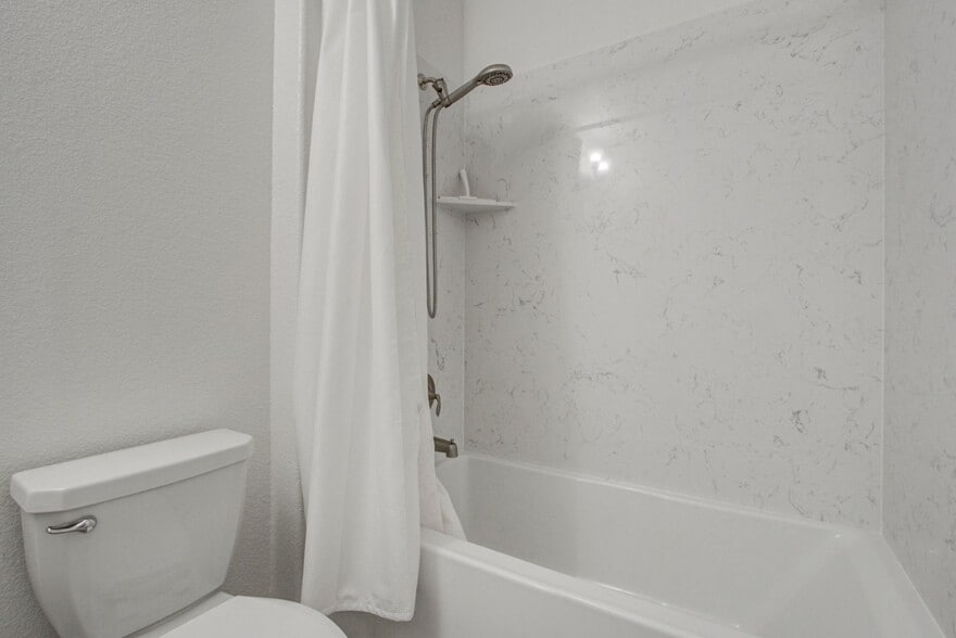 Guest Suite en-suite tub - 2008 Gumbinger Pl