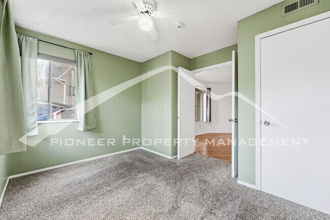 Building Photo - Charming Condo with Washer/Dryer and Gas Fireplace