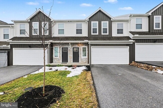 Building Photo - 7867 Oakbrook Dr