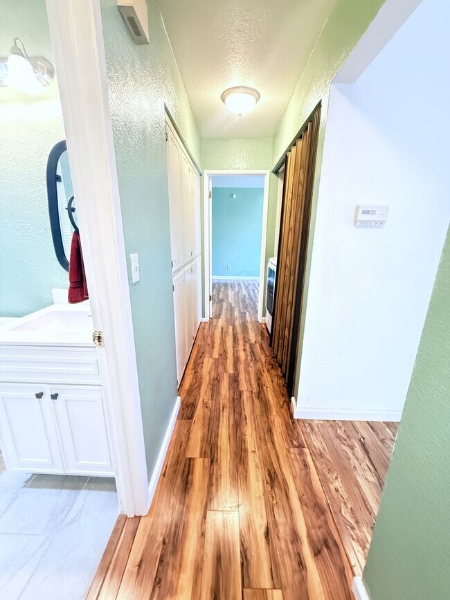 Building Photo - 208 Grovewood Loop N