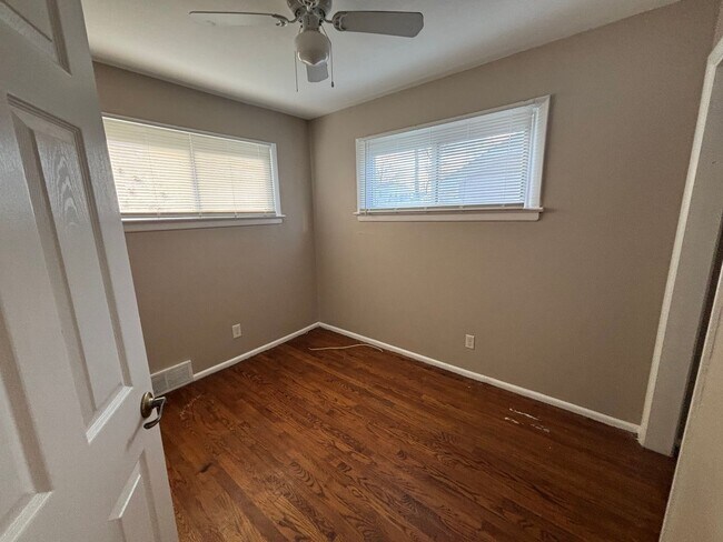 Building Photo - Charming 3 bedroom home