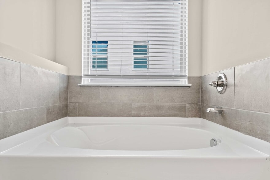 Building Photo - 755 Lakehaven Ln