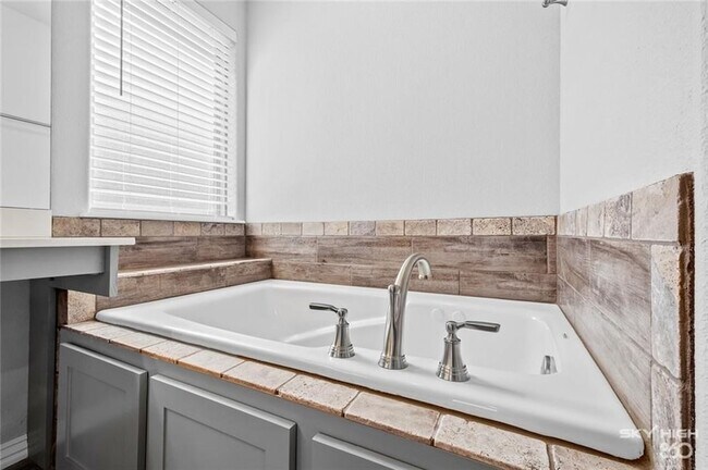 Building Photo - 4446 W Barhem Dr