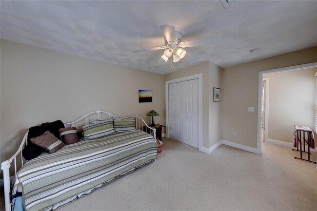 Building Photo - Providence/Elmhurst – Gorgeous Single Fami...