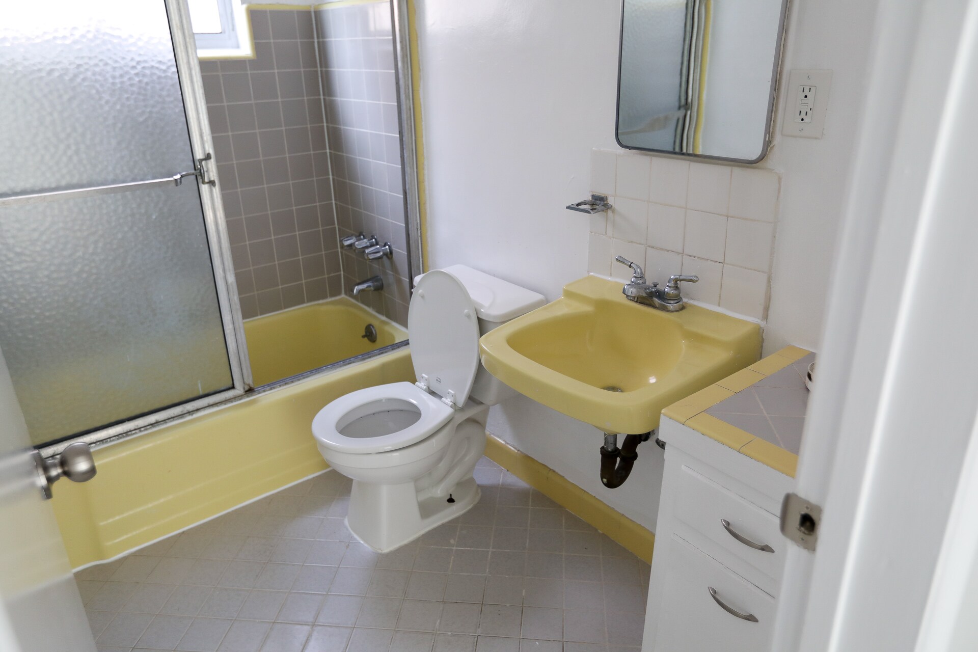 Building Photo - 260 S Sycamore Ave