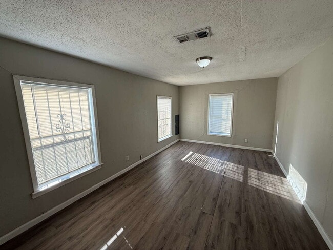 Building Photo - 2213 Lea Crest Dr