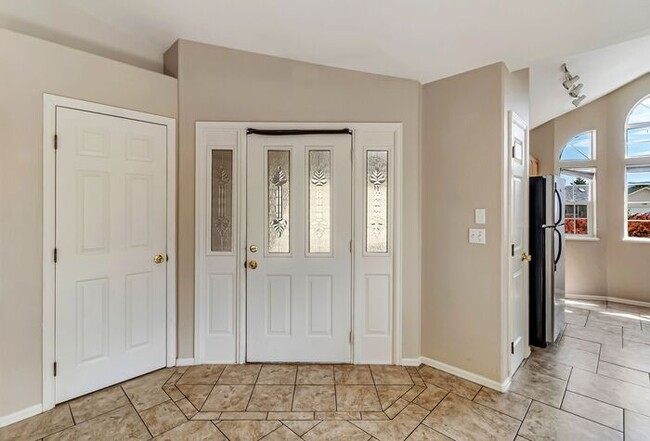 Building Photo - 3 bedroom home with fenced yard and garage...