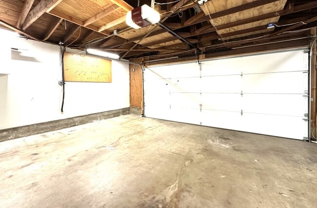 Building Photo - East Clairemont Mesa - Spacious 3 Bedroom / 1.5 Bath Single-Story Home with AC and Garage