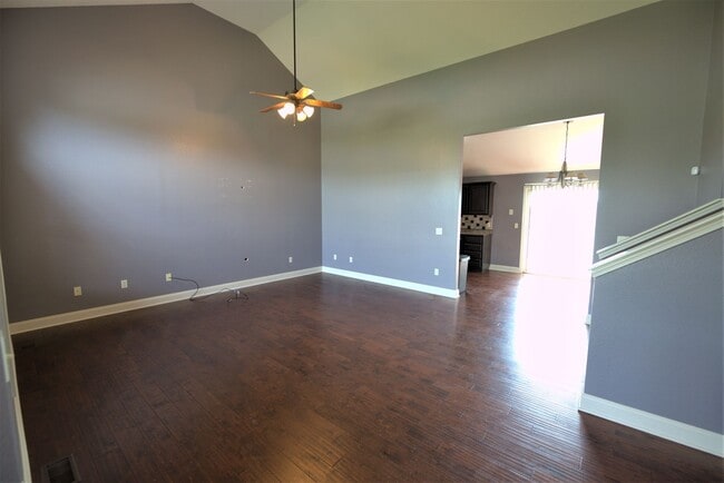 Building Photo - Charming Split Level in Ozark!
