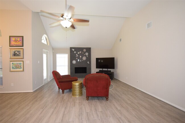 Building Photo - 22922 Glenover Dr
