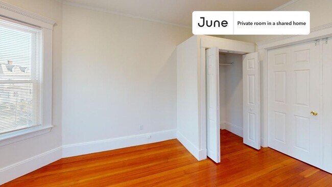 Building Photo - Private bedroom in 3 bed/1 bath Home