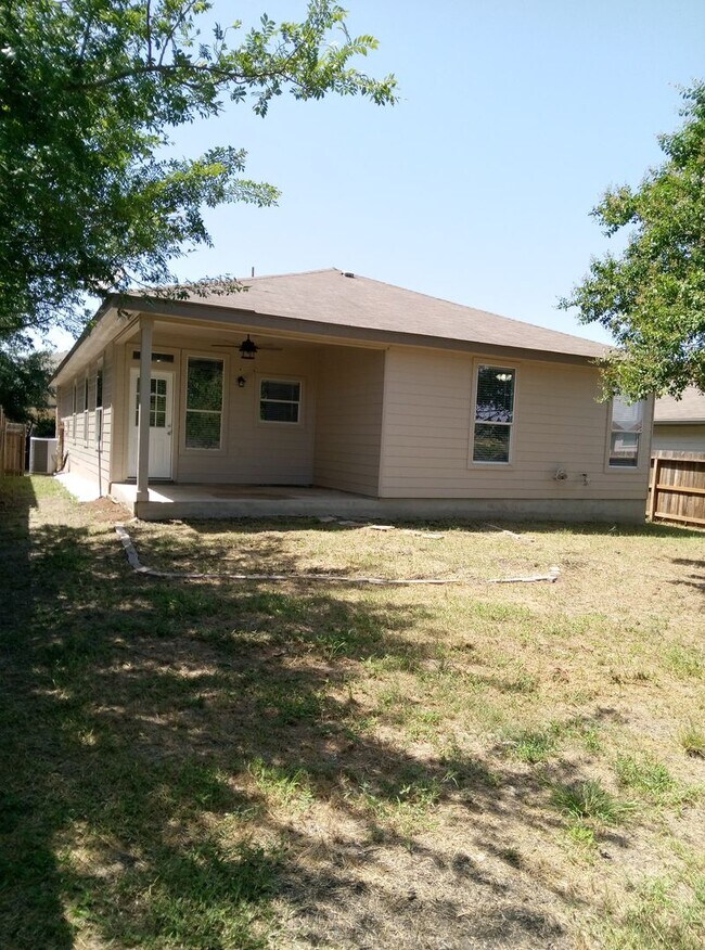 Building Photo - Beautiful and Spacious 3bdrm/2bath 2 car g...