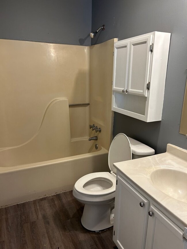 Building Photo - 3 bedroom, 2 bath home, with 2 car garage--For Rent. Near Camp Lejeune.